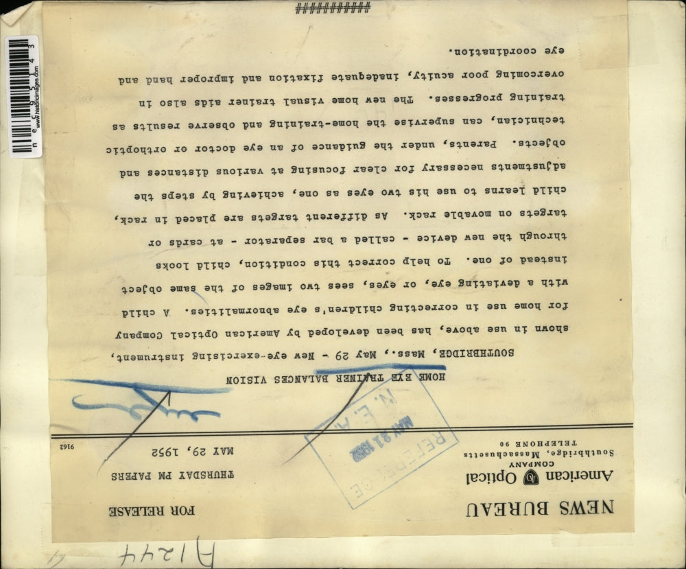 1952 Press Photo Southbridhe Mass new eye exercising instrument test on child