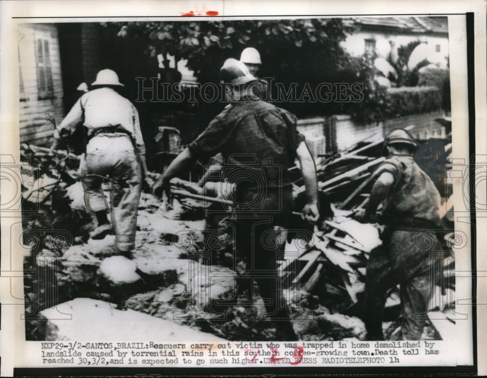 1956 Press Photo Rescuers in Santos, Brazil after a landslide