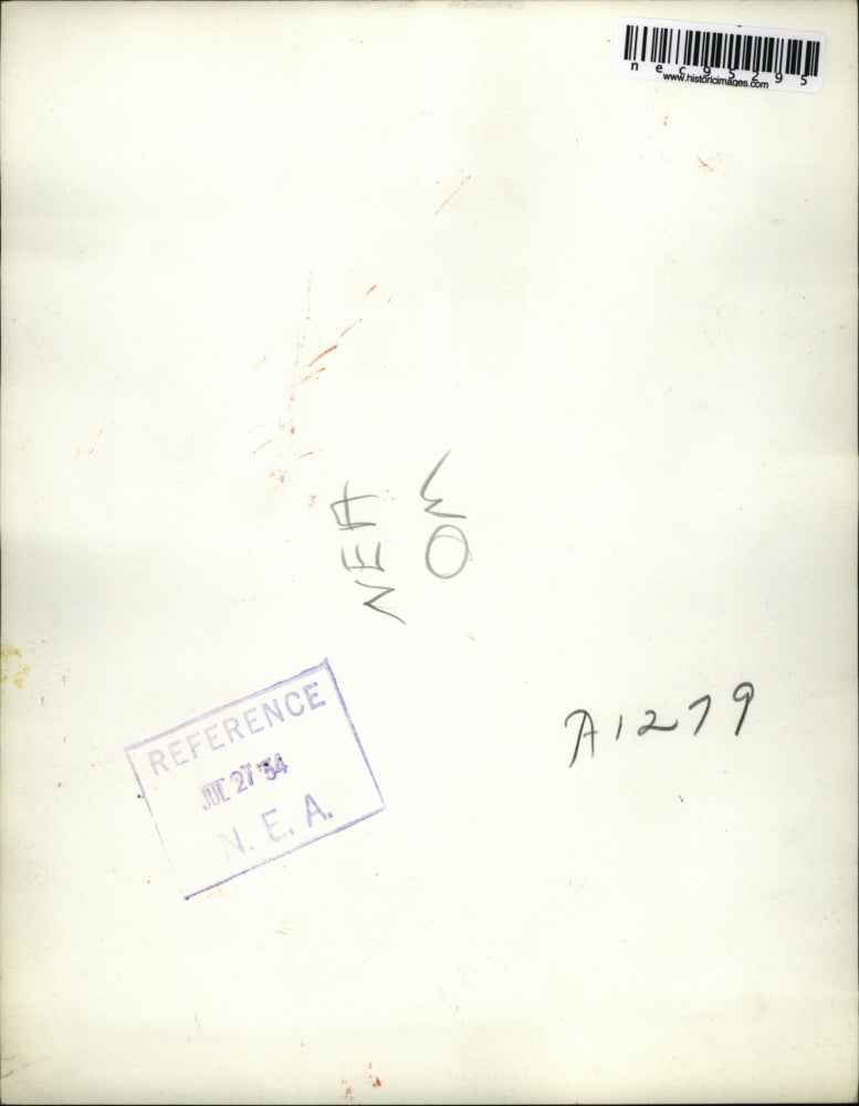 1954 Press Photo NYC employees at frozen fish market play cards in cooler