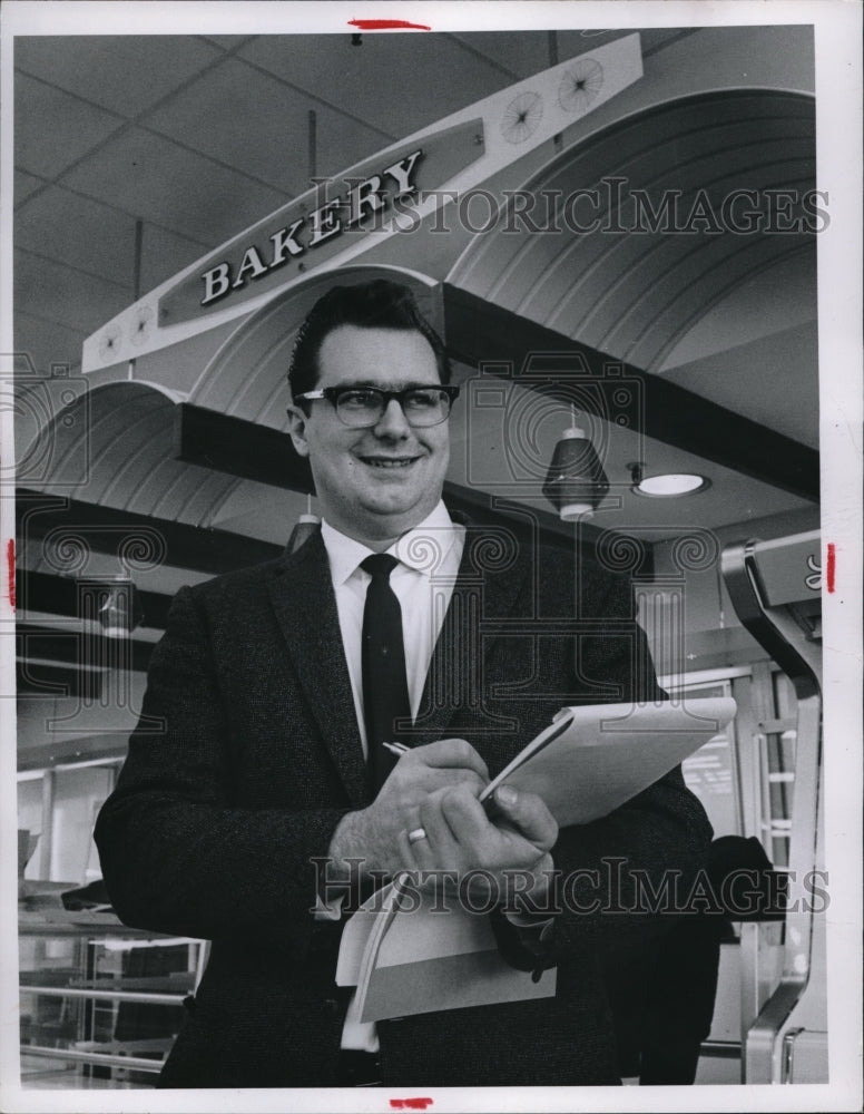 1966 Press Photo Pick N Pay Grocery store mgr Nock Griffor - nec95345