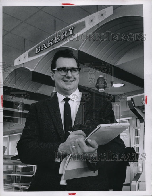 1966 Press Photo Pick N Pay Grocery store mgr Nock Griffor - nec95345