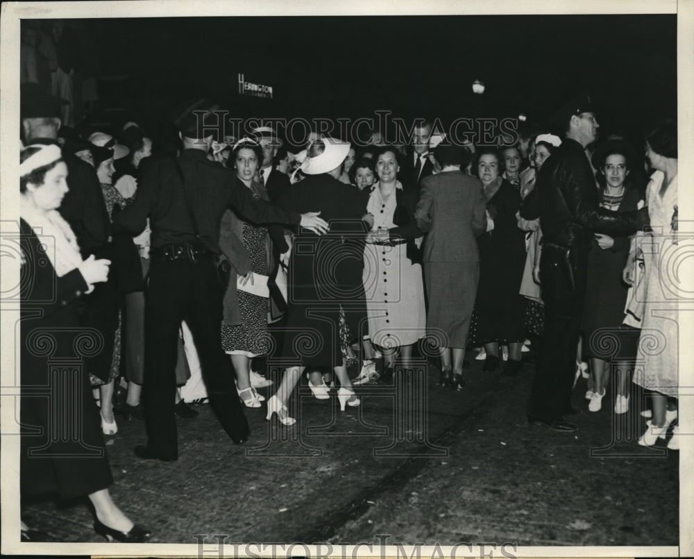 1937 Press Photo Person's injured in near riot premier of High Wide and Handsome