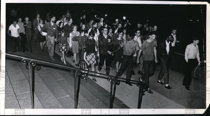 Load image into Gallery viewer, 1968 Press Photo A crowd at St Johns in a protest walk
