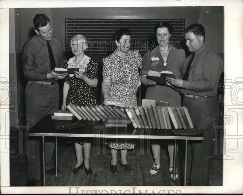 Load image into Gallery viewer, 1941 Press Photo Ft McClellan AlaMSgt Newman, Pvt RJ Trapiano, Mrs Green,
