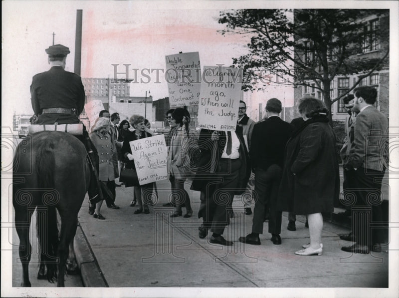 Load image into Gallery viewer, 1969 Press Photo Juvenile Court strike by State, County &amp; Municipal employees
