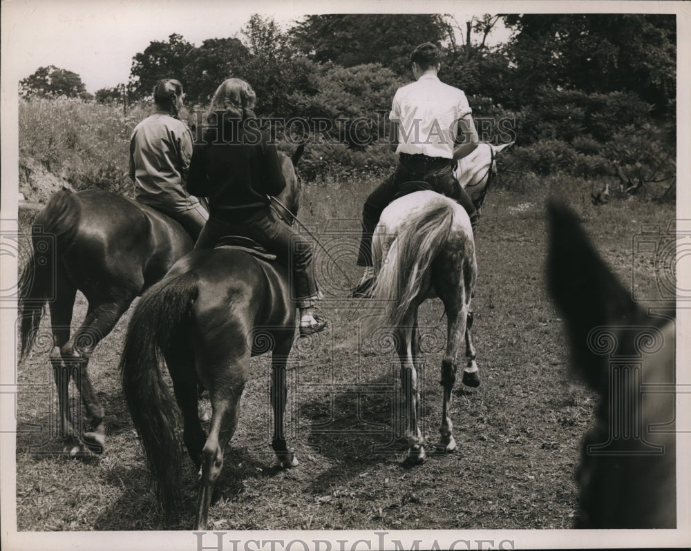 1947 Press Photo Children horseback riding at Parker's Farm