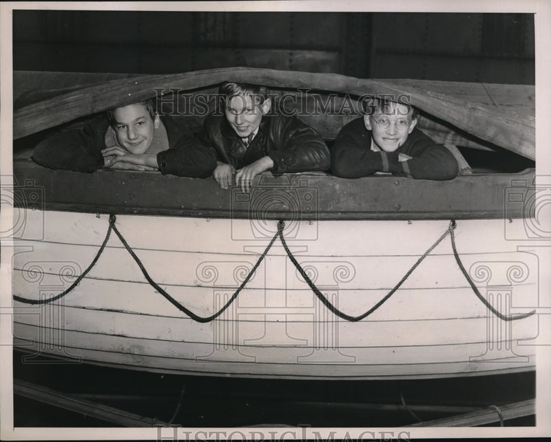 Load image into Gallery viewer, 1936 Press Photo Stowaways H Bushwitz, G Kosmol, Wm Murphy on liner Ceendam
