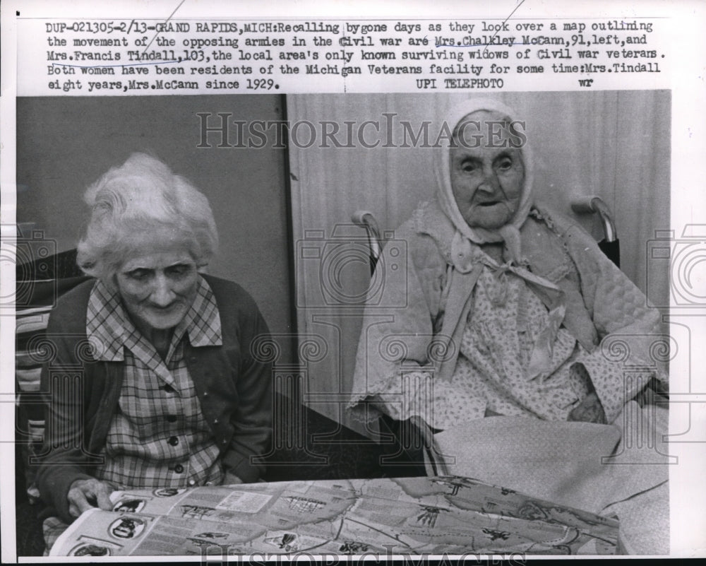 1961 Press Photo Grand Rapids, MichMrs Chalkey McCann, 91 & Mrs F Tindall 103