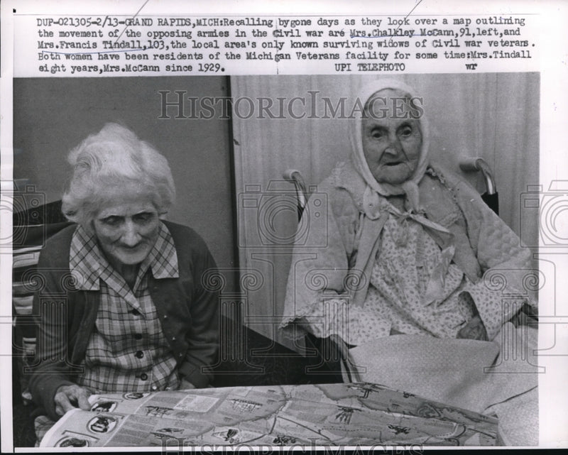 Load image into Gallery viewer, 1961 Press Photo Grand Rapids, MichMrs Chalkey McCann, 91 &amp; Mrs F Tindall 103
