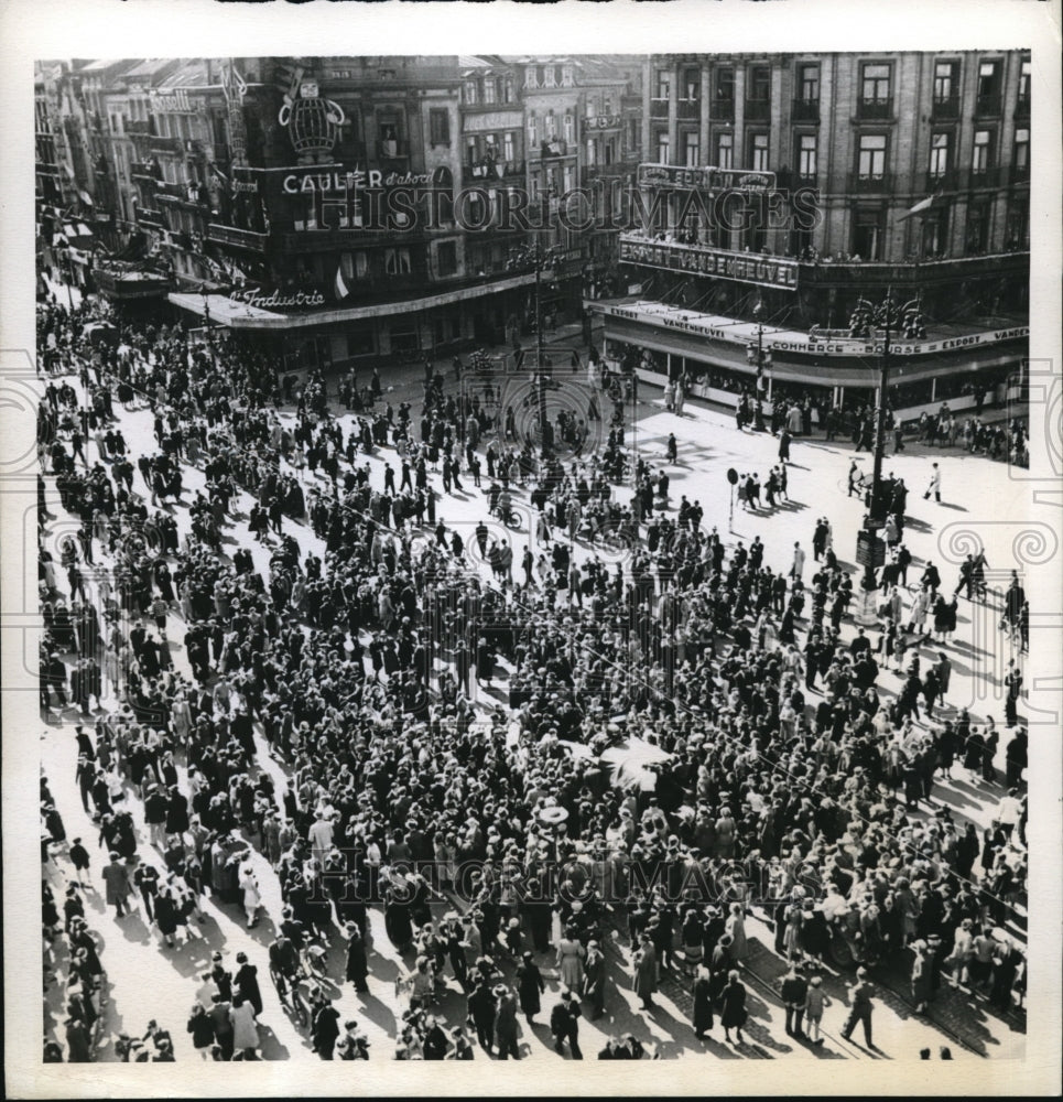 1944 Press Photo The Place De La Bource in Brussels Belgium is full of people- Historic Images