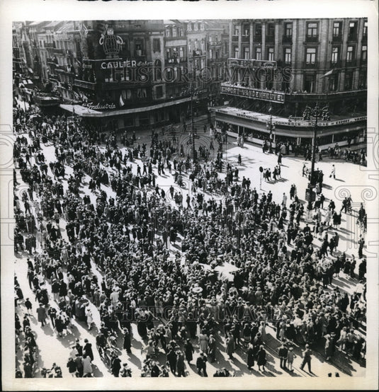 1944 Press Photo The Place De La Bource in Brussels Belgium is full of people- Historic Images
