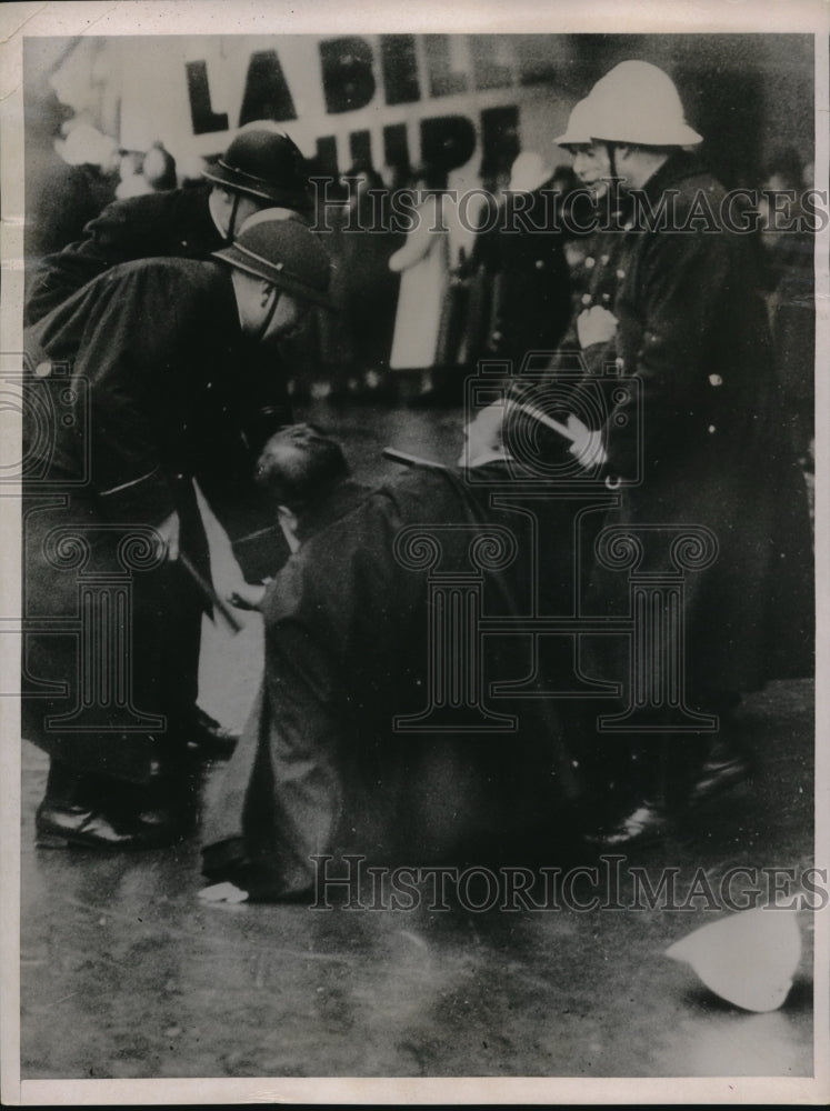 1936 Press Photo Brussel Policemen assist a comrade in spite of the wet pavement
