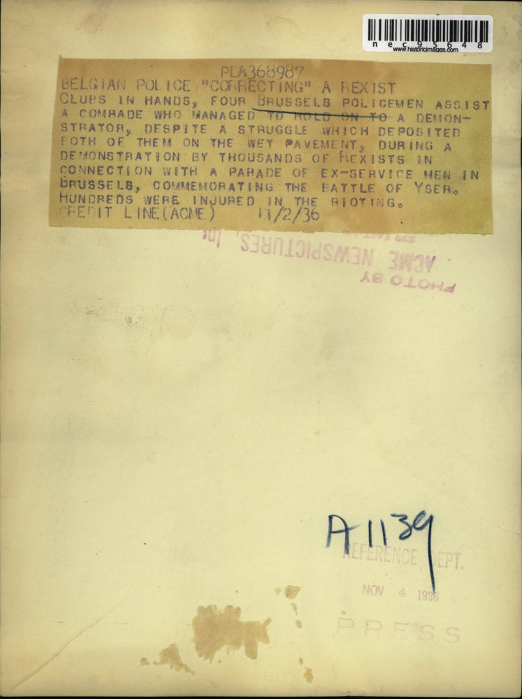 1936 Press Photo Brussel Policemen assist a comrade in spite of the wet pavement