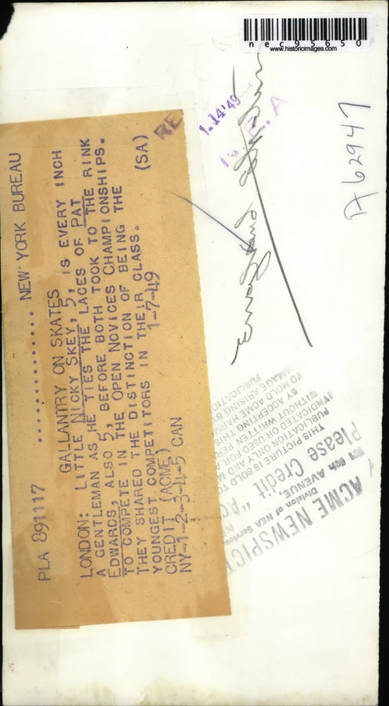 1949 Press Photo Nicky Skey ties Pat Edwards' laces at Open Novice Championship