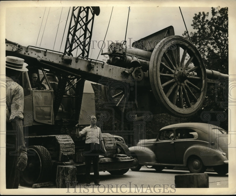 1942 Press Photo World Ward 1 howitzer begins its journey to the scrap pile