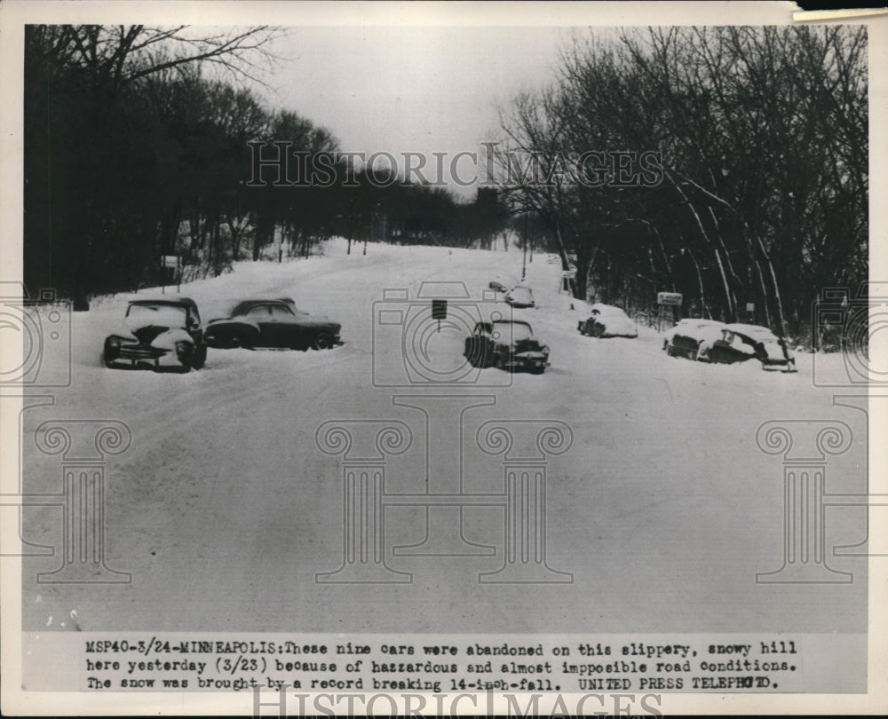 1952 Press Photo Minneapolis 9 cars abandoned on slippery hill