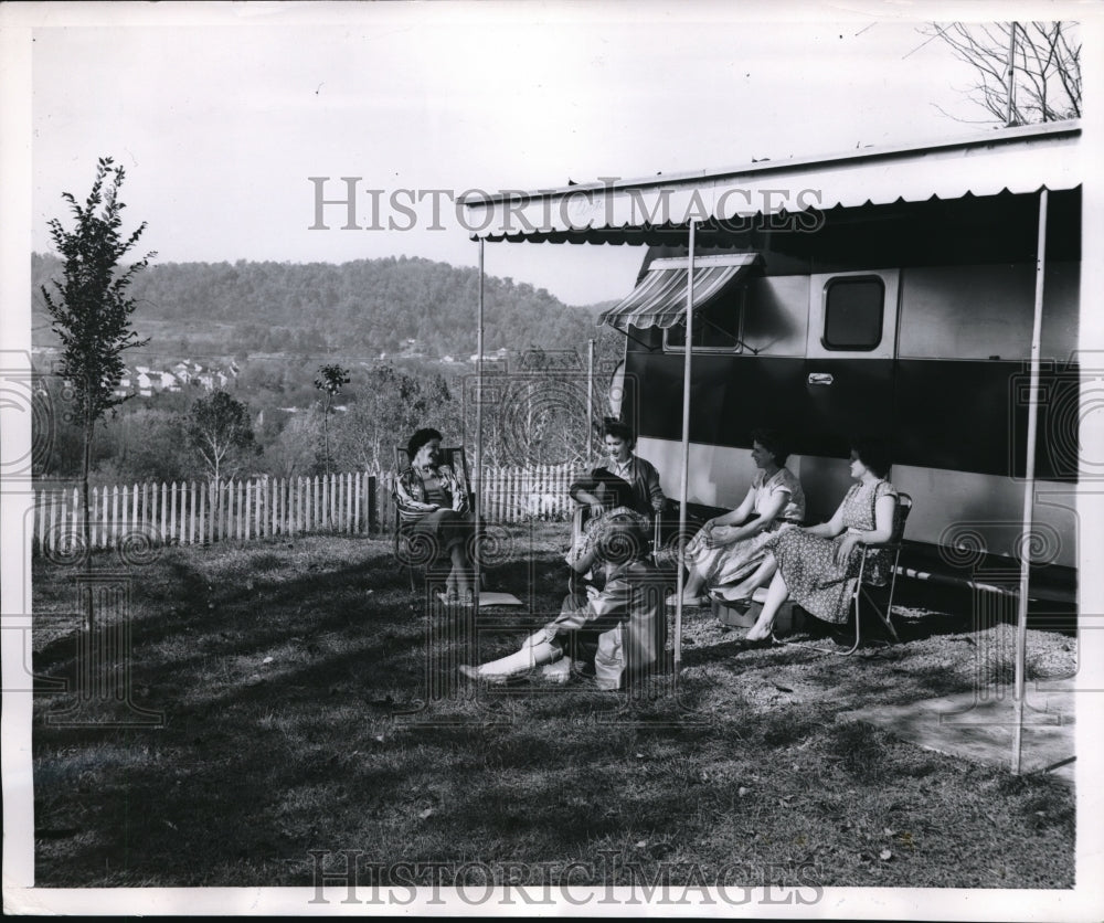 1955 Press Photo Wives of Atomic ENergy Supervisory Personnel take a break