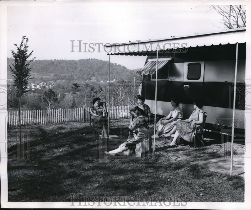 Load image into Gallery viewer, 1955 Press Photo Wives of Atomic ENergy Supervisory Personnel take a break
