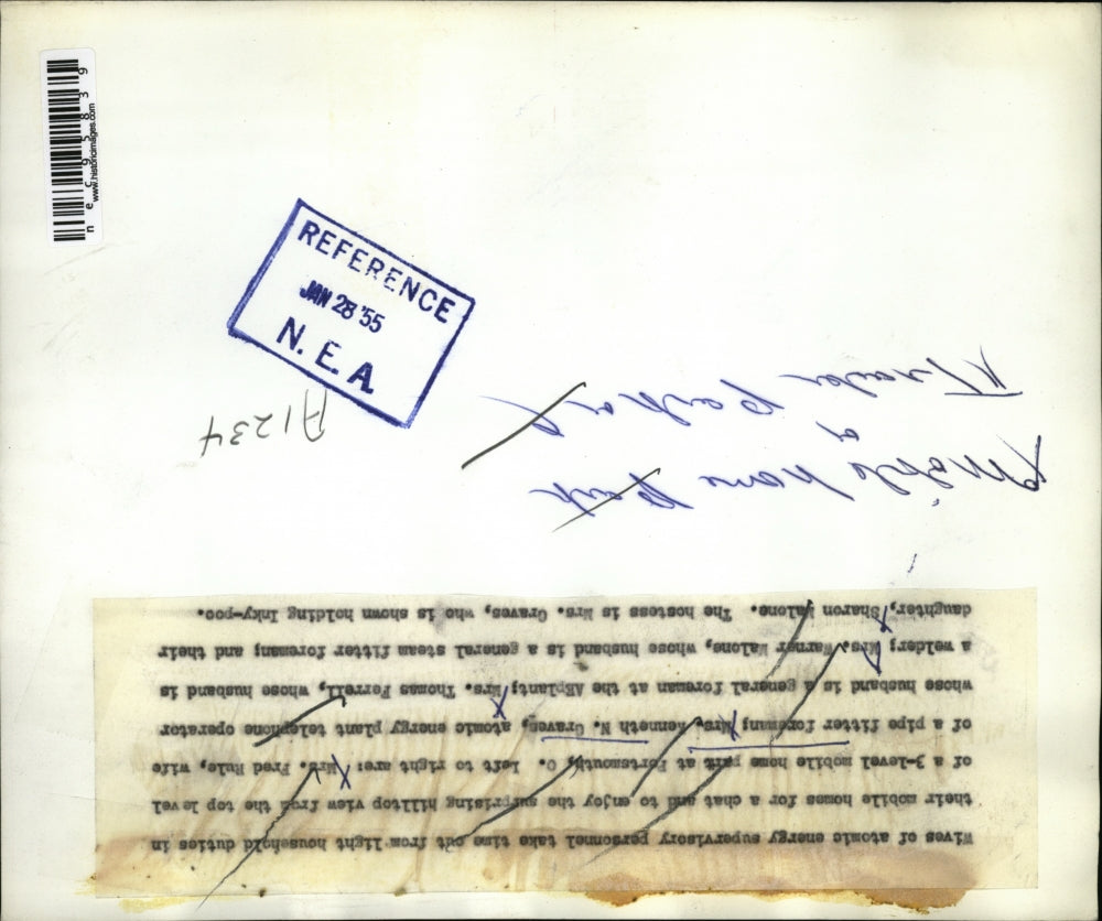 1955 Press Photo Wives of Atomic ENergy Supervisory Personnel take a break