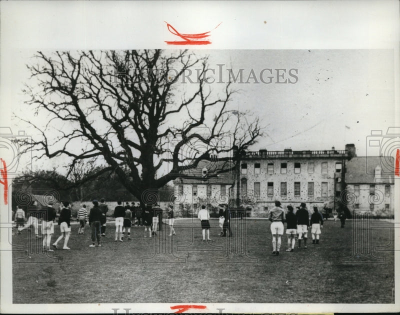 Load image into Gallery viewer, 1962 Press Photo Where Prince CHarles will receive education - nec95849

