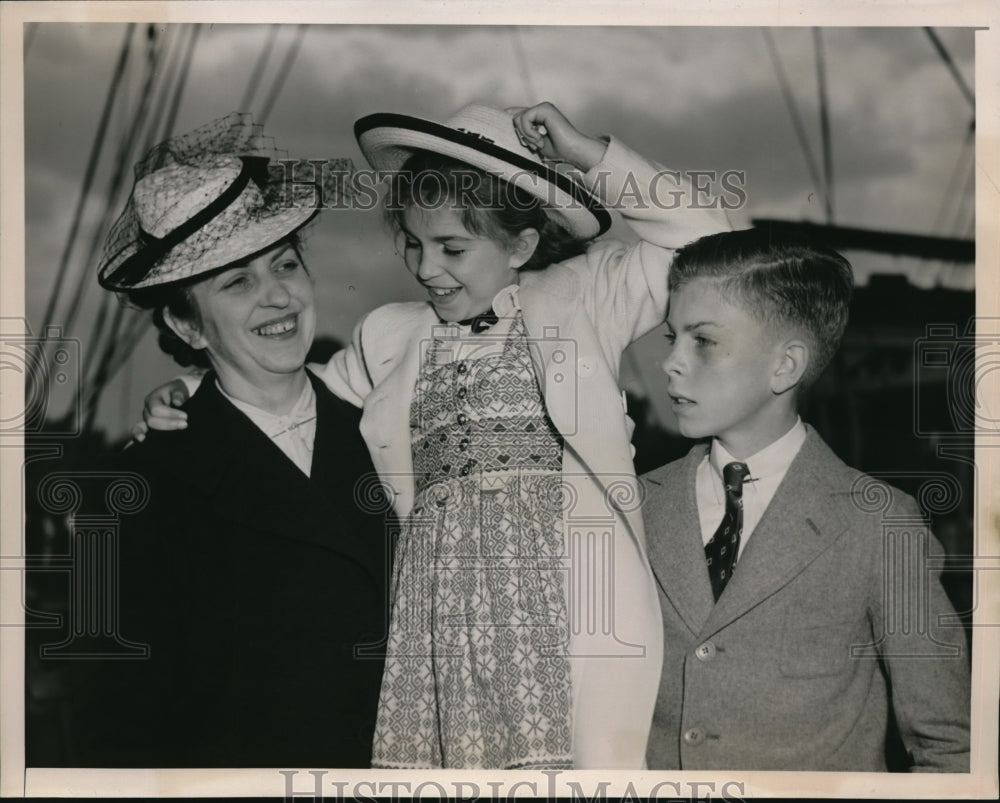 1940 Press Photo Mrs. ML Severe & children Nancy and John in New York
