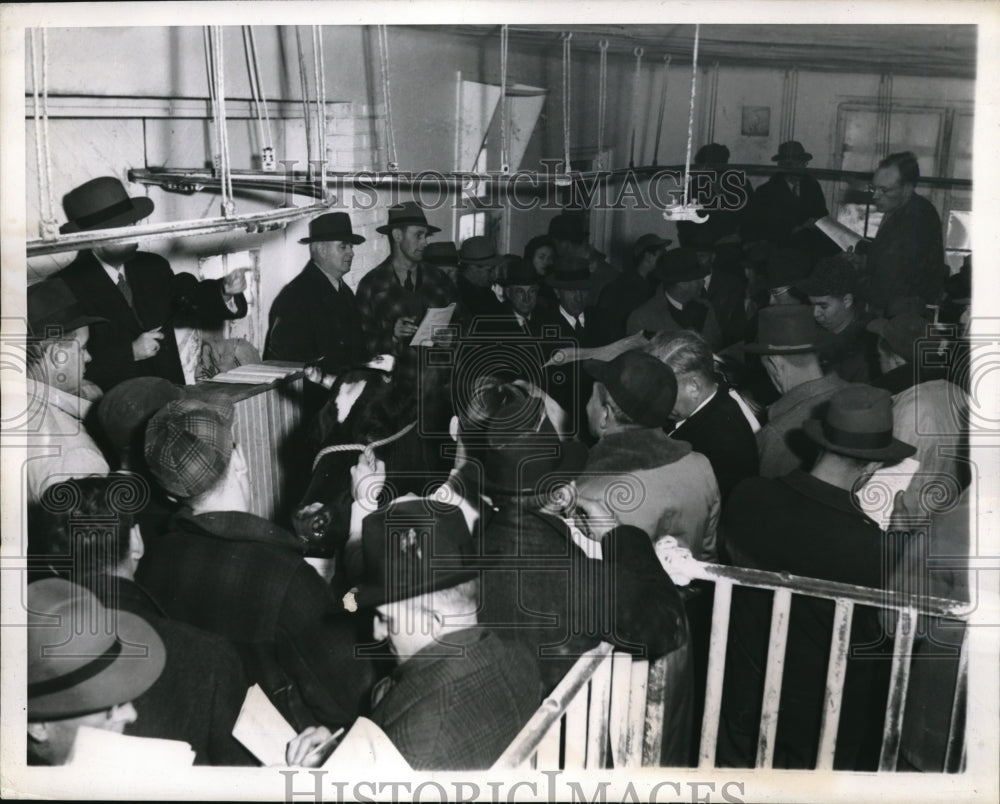 1943 Press Photo Secretary Morgenthau Auctions Off Prized Holsteins