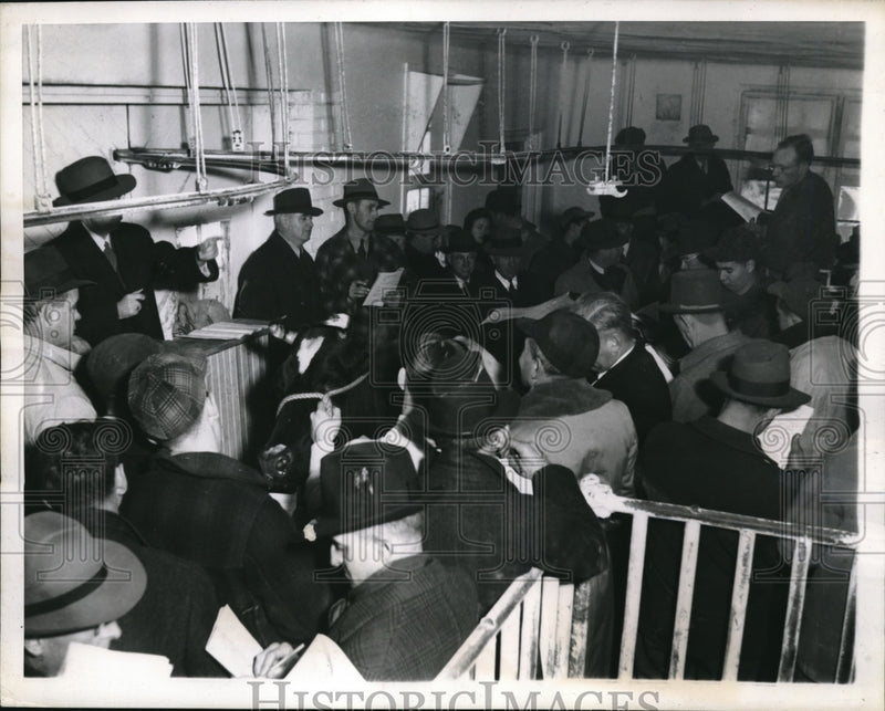 Load image into Gallery viewer, 1943 Press Photo Secretary Morgenthau Auctions Off Prized Holsteins
