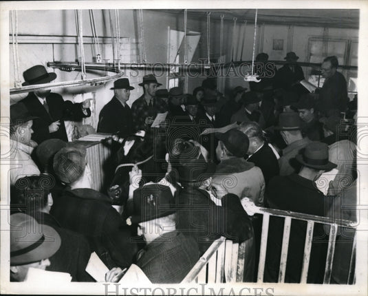 1943 Press Photo Secretary Morgenthau Auctions Off Prized Holsteins