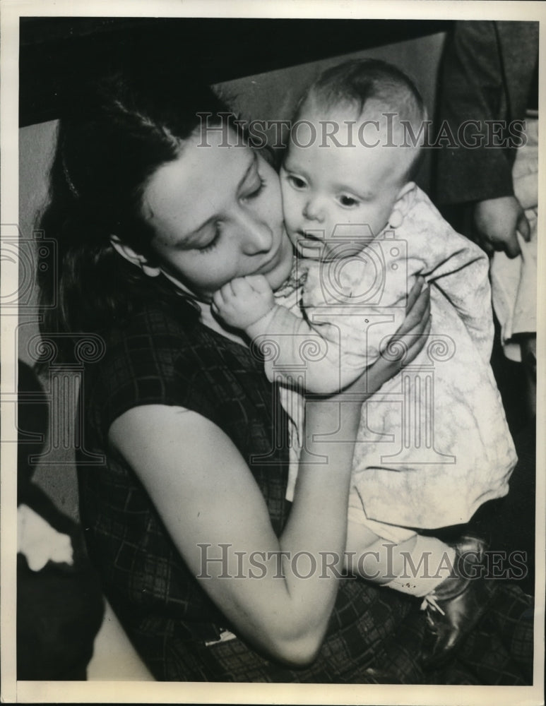 1937 Press Photo woman and baby rescued from flood in Portsmouth, OH