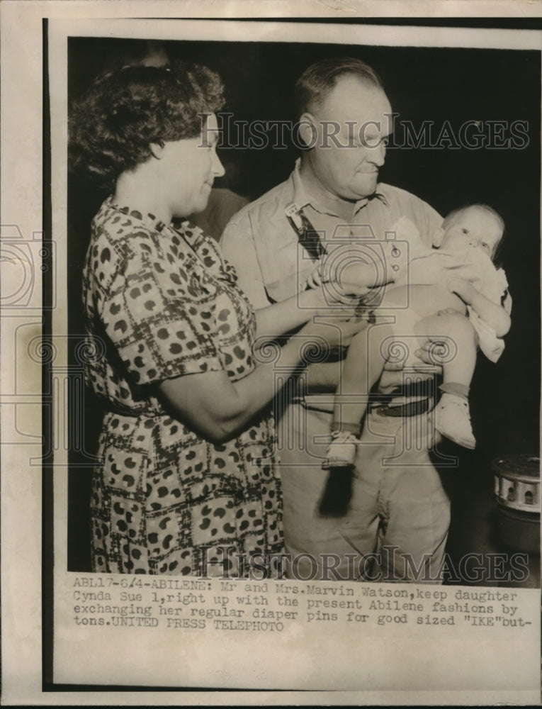 Load image into Gallery viewer, 1952 Press Photo Abilene Mr &amp; Mrs Marvin Watson &amp; baby Cynda Sue - nec96139
