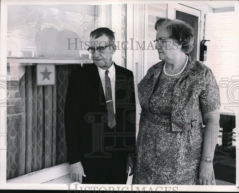 Load image into Gallery viewer, 1966 Press Photo Mr and Mrs Bernard Hillenbraud
