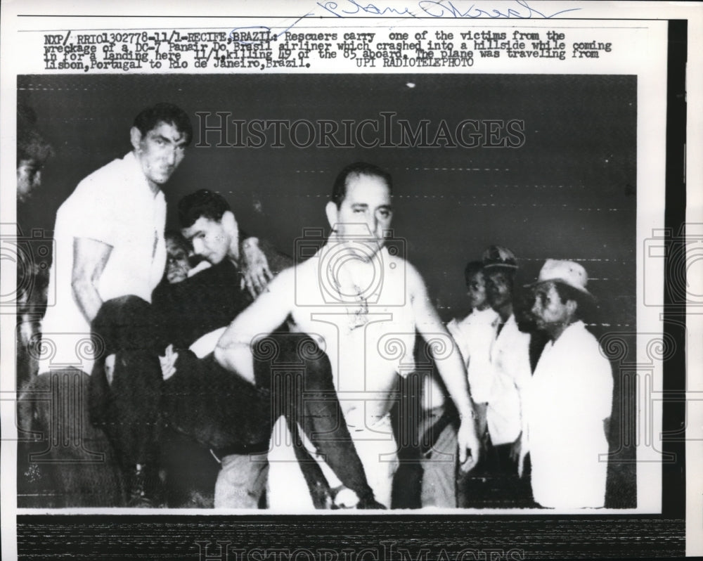 1961 Press Photo Recife Brazil rescuers & victims of plane crash