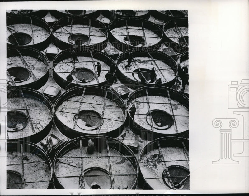 Load image into Gallery viewer, 1962 Press Photo Tselinny USSR workmen &amp; ginat grain elevators filled
