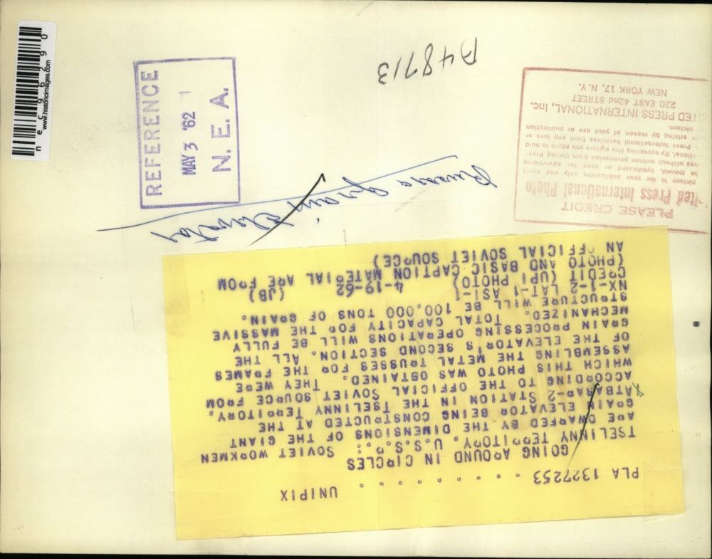 1962 Press Photo Tselinny USSR workmen & ginat grain elevators filled