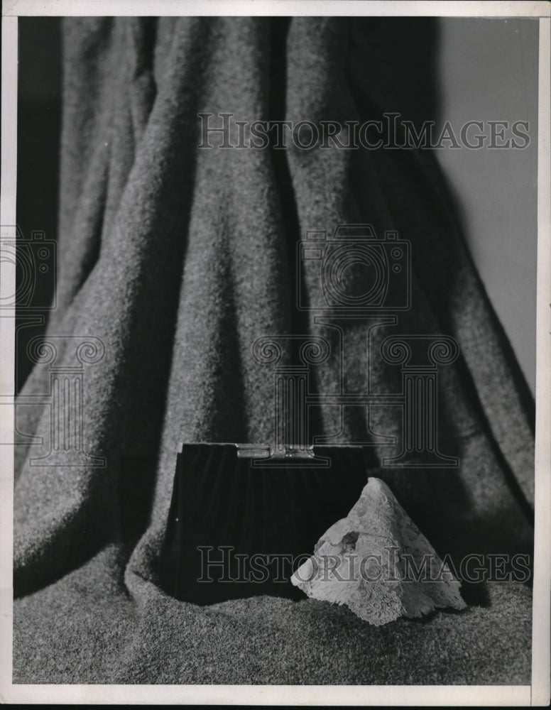 1939 Press Photo A woman&#39;s pocketbook purse on display- Historic Images