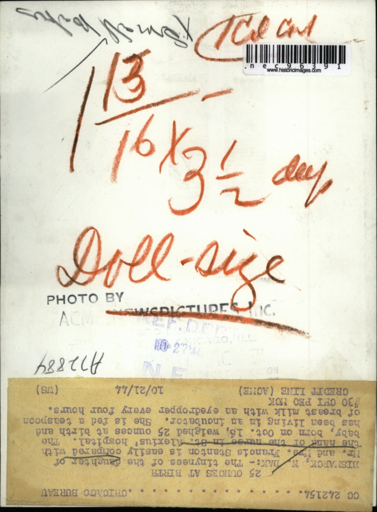 1944 Press Photo Bismarck N Dak baby Stabton weighed 25 ounces at birth