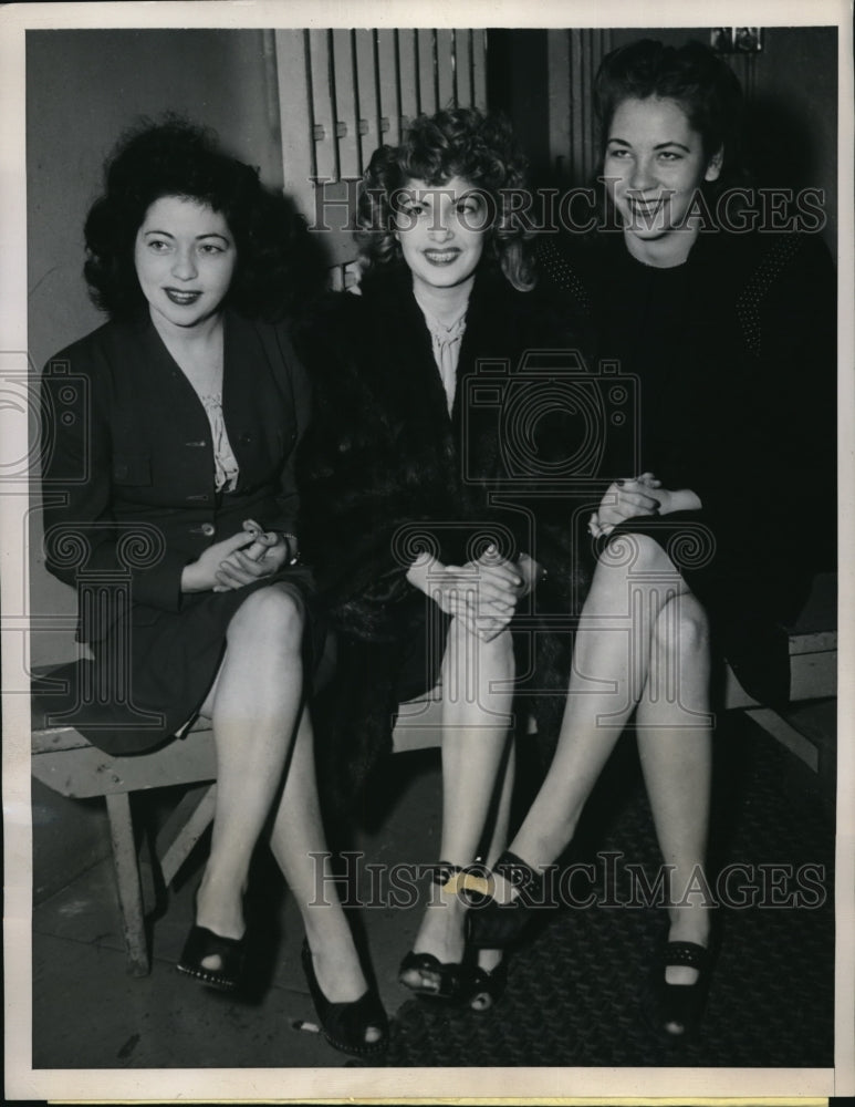 1946 Press Photo Mrs. Ann Dinatelli, sister Mary Street & Mary Ann Bettencourt