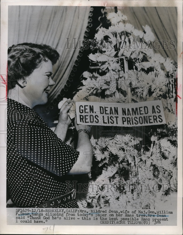 1951 Press Photo Mrs. Mildred Dean, Maj Gen William Dean's wife on Xmas gift