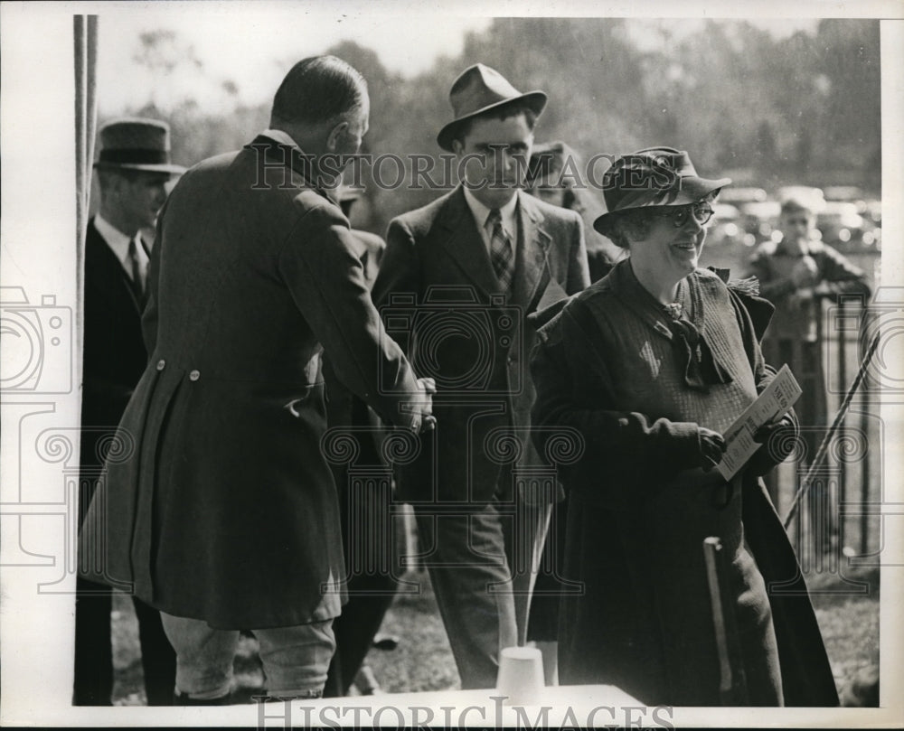 1938 Press Photo Armory L. Haskell shakes hands with one of the framers