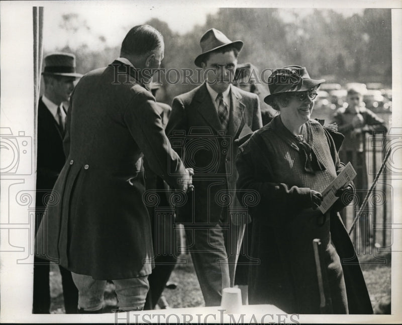 Load image into Gallery viewer, 1938 Press Photo Armory L. Haskell shakes hands with one of the framers
