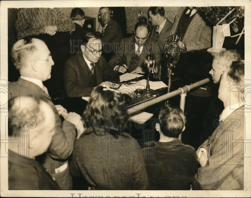 Load image into Gallery viewer, 1935 Press Photo Scene in courtroom of magistrate Louis J. Hamberg
