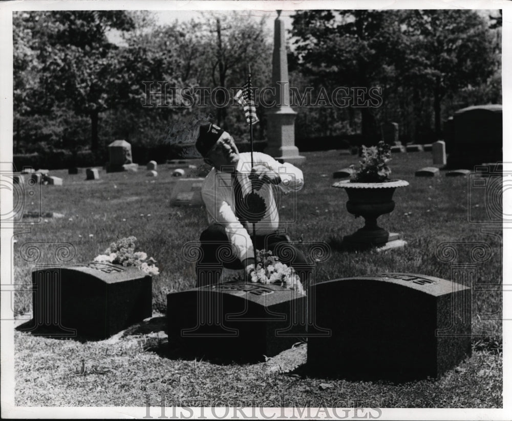 1960 Press Photo Memorial day preparations in Euclid Cemetery - nec96533
