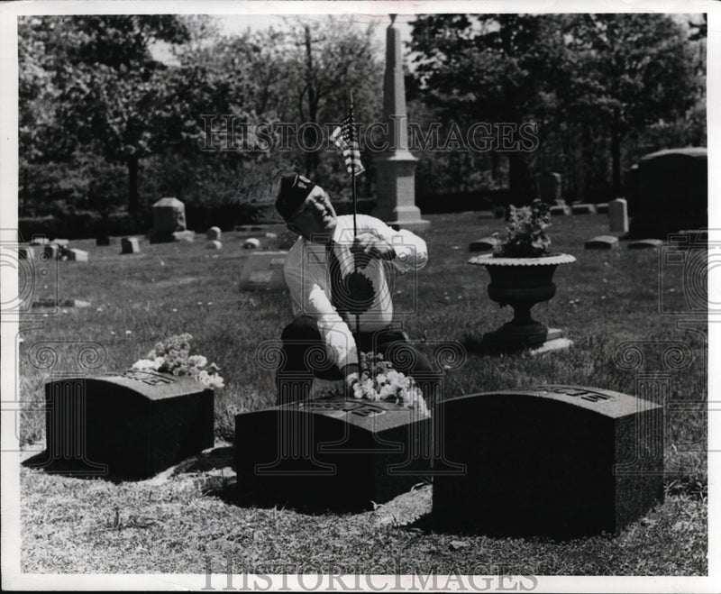 Load image into Gallery viewer, 1960 Press Photo Memorial day preparations in Euclid Cemetery - nec96533
