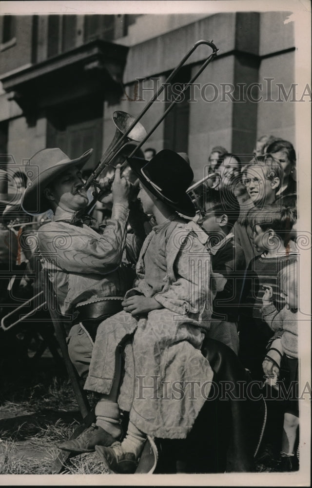 1933 Press Photo Bellevue Hospital kids & Domino Janero in band