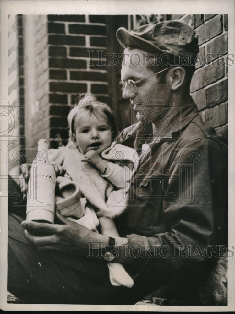 1945 Press Photo St Andre FranceCpl Nicholas De Bella &amp; a orphan child- Historic Images