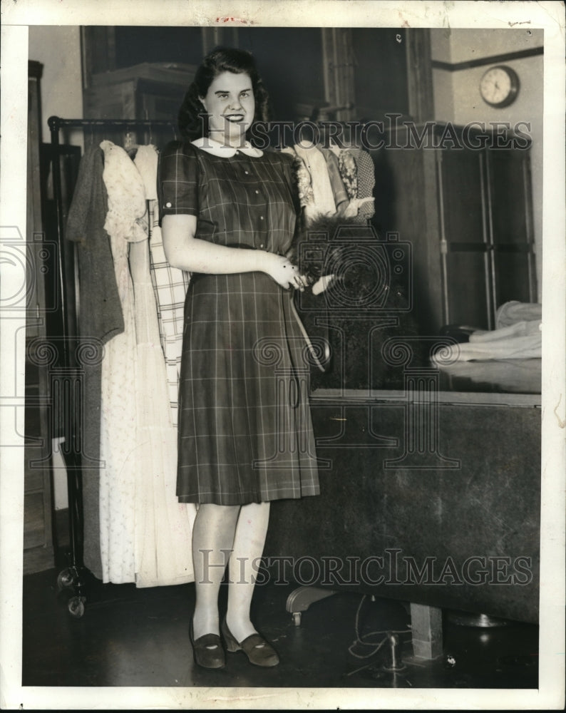 Load image into Gallery viewer, 1940 Press Photo Jean Wallace in Button Front Dress With White Collar
