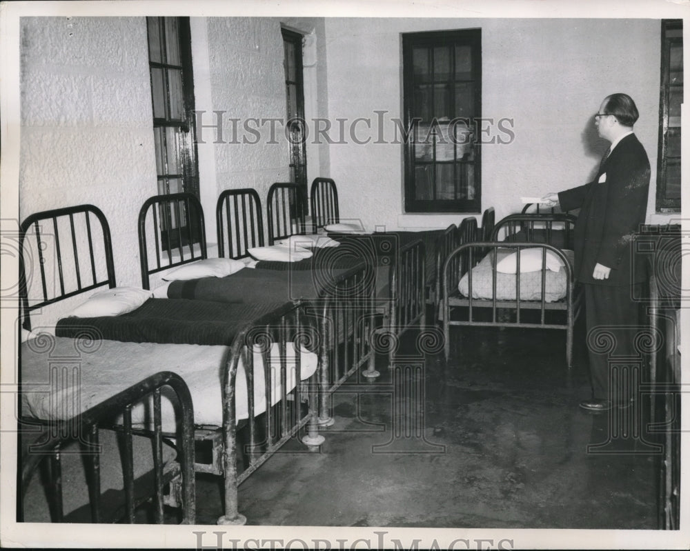1951 Press Photo Maurice B Gordon Superintendent Cleveland Hospital - nec96901