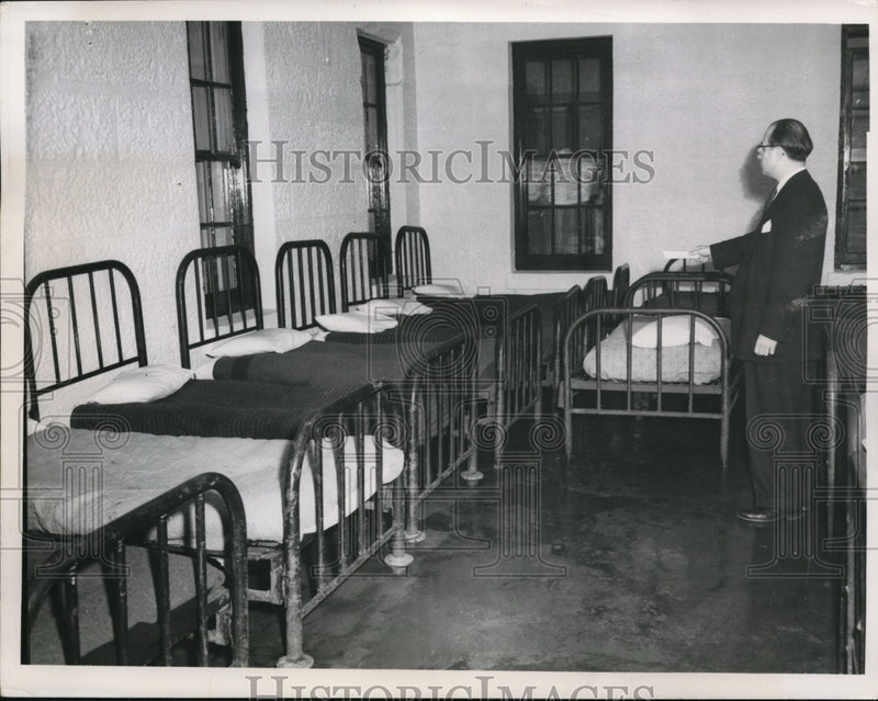 Load image into Gallery viewer, 1951 Press Photo Maurice B Gordon Superintendent Cleveland Hospital - nec96901
