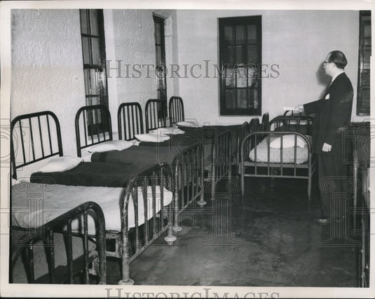 1951 Press Photo Maurice B Gordon Superintendent Cleveland Hospital - nec96901