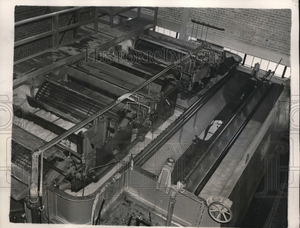 1940 Press Photo Hopper Chemical Factory Machinery